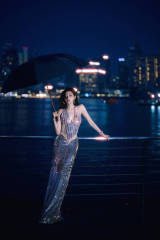 张天爱穿深V长裙格外吸睛 撑伞回眸尽显成熟诱惑