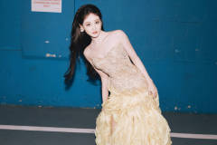 祝绪丹穿纱裙气质明媚娇俏 表情生动宛如在逃公主