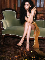 林允卷发配红唇化身性感小野猫 双腿纤细成熟诱惑