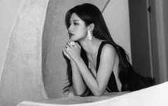 卢昱晓工作花絮曝光 神态松弛自然又可爱