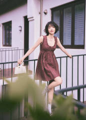 宋茜穿清凉连衣裙秀好身材！短发造型娇俏迷人