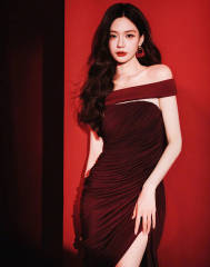 沈梦辰穿红色开衩长裙性感明媚 小露美腿酷飒清冷