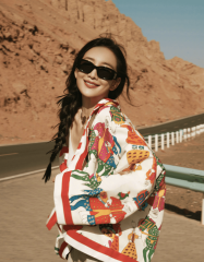 王鸥编发造型搭配彩纹外套 墨镜遮脸随性又自然