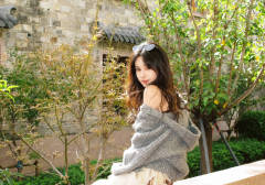 郑合惠子穿针织外套露香肩！甜笑wink少女感十足