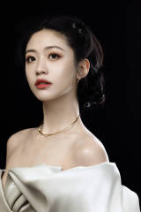 向涵之低头垂眸温婉动人 盘发造型优雅贵气