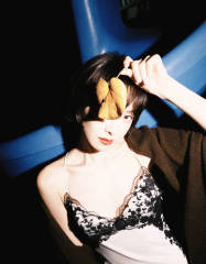 宋茜穿蕾丝吊带裙姿态灵动 双手捧脸娇俏又松弛