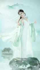 王灿挑战古装造型端庄大气 手拿白色花朵明媚动人