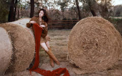 李兰迪晒棕色系穿搭 一头长卷发尽显温婉