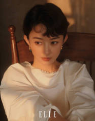 赵丽颖复古感大片释出 暖调光影勾勒慵懒优雅感