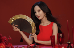 杨幂穿无袖裙明媚动人 双手抱拳送祝福喜气洋洋