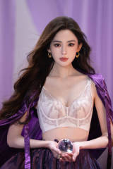 娜扎蕾丝内衣配温柔卷发性感 披紫缎披风神秘魅惑