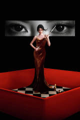 鞠婧祎穿鎏金吊带裙气场全开 置身棋盘宛如女王