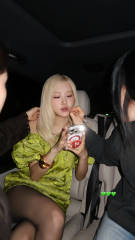 朴彩英一字肩刺绣裙精致贵气 金发配黑丝又甜又辣