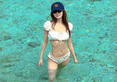 徐璐穿比基尼身姿曼妙 在橘色晚霞下拍照温柔治愈