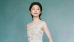 刘浩存晒春日氛围感美照！与白花合影气质清纯可人