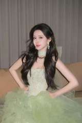 孟子义穿绿抹胸裙温柔灵动 系大蝴蝶结可爱又仙气