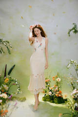 张予曦化身春日花仙子！置身繁花丛中唯美浪漫