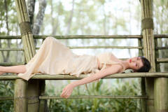 张天爱森系写真清冷仙气 露背造型勾勒曼妙身材