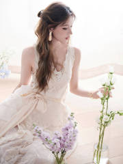 张予曦穿纱裙气质沉静优雅 手持花朵尽显温婉俏丽