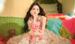 王玉雯穿碎花纱裙柔美梦幻 俏皮可爱尽显少女气息