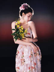 迪丽热巴化身性感花仙子 穿吊带裙勾勒曼妙身姿