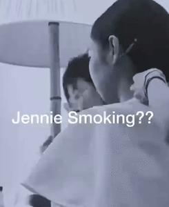 Jennie疑似在室内吸烟，被韩网友举报，不在韩国是否受处罚引关注