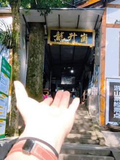 国庆女陪爬：不搞擦边闷声发财 女性♀️陪爬悄然兴起