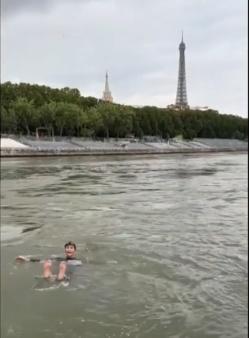 法国体育部长谈塞纳河游泳 亲自下水，水质无忧