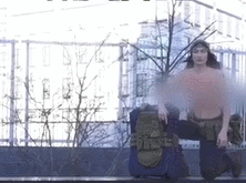 乌克兰半裸女子爬上美大使馆标牌 嘲笑美外交官