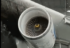 雪中的安-225运输机残骸 发动机叶片被风吹动