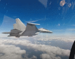 飞行员驾国产新型战机进行编队训练