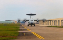 南部战区海军航空兵某部多机种协同出击