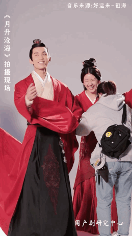 一脸姨母笑！吴磊赵露思婚服拍摄花絮_娱乐频道_中华网