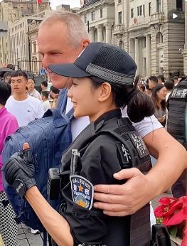 女特警礼貌拒绝老外过于热情的动作