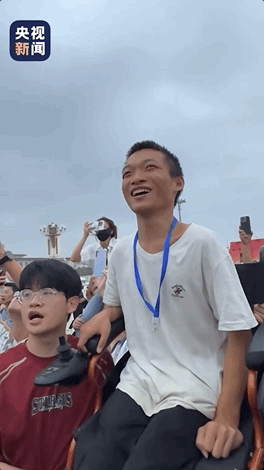 当五星红旗升起，一群“余华”举起了“铁生”！