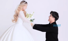 爸爸帮烧伤的女儿实现婚纱梦，店老板主动换上西装充当“老公”