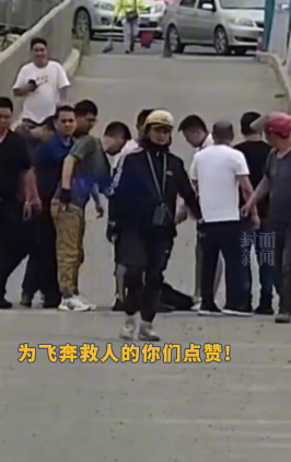 女子欲翻桥轻生身体悬于半空，众人飞奔齐拉回