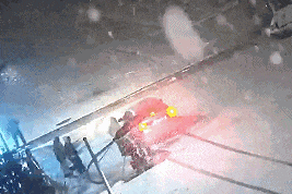 为学生清理身上积雪的司机找到了 暖心举动获赞