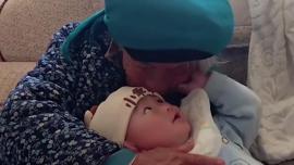 ویدئو| نوه و مادربزرگی که دل چینی‌ها را بُرد