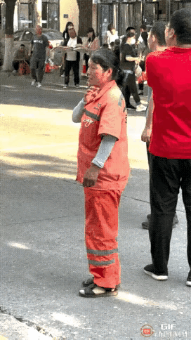 今年高考，两位妈妈火爆全网，一位让人泪目，一位让人惊叹