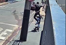 巴西老人分香蕉给女子，男友尾随从身后飞踢致老人受伤身亡