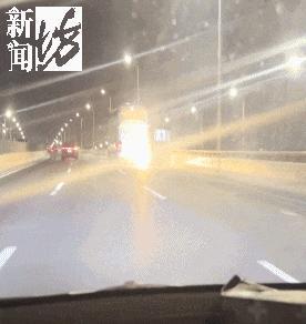 旅游大巴冒煙起火 司機竟毫無察覺 熱心市民及時提醒避免災難