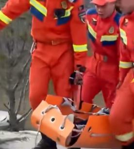 女子爬山扭脚 不愿让男消防员搀扶 思想保守引发讨论