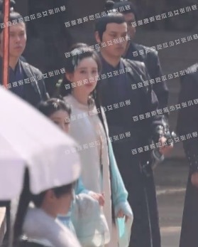 孟子義戲中被兩位婢女?dāng)v扶下車 網(wǎng)友：大小姐既視感