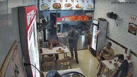民警吃餛飩時(shí)助店主挽回30萬(wàn) 休假不忘職責(zé)