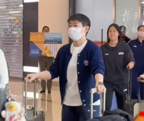 孙颖莎与队友开心聊天 乒乓征途的温暖对话