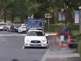 幼童躺街上遭貨車碾壓身亡 悲劇引發(fā)安全警示