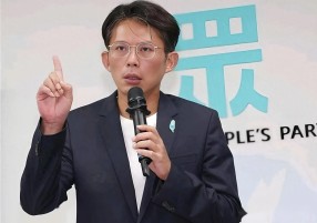 黄国昌赴美遭记者带风向，白营呛：民进党御用写手模糊视听