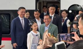 缅甸总统感叹中国太发达了 体验中国速度