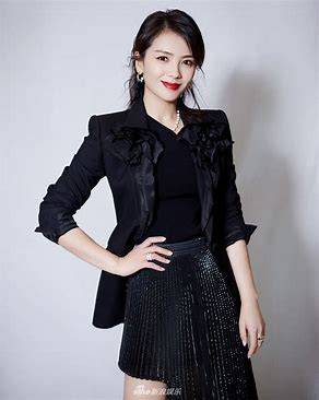 刘涛佘诗曼张钧甯北京春晚同台，穿羽毛元素衣服美得让人移不开眼